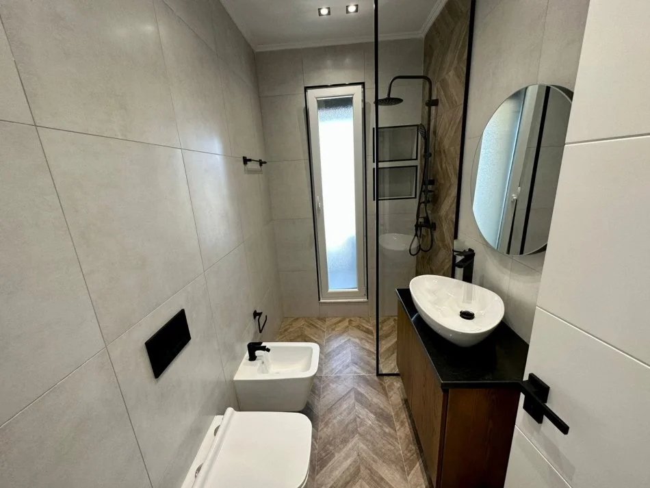 Tirane, jap me qera apartament 1+1+Ballkon Kati 8, 75 m² 650 € (ish Fusha Aviacionit)