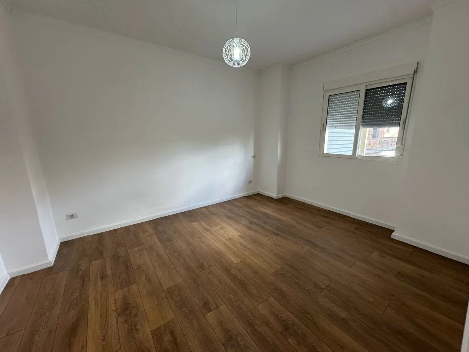 Durres Plazh, shitet apartament 2+1+Aneks+Ballkon Kati 1, 65 m² 74.000 € (Rruga Pavaresia)