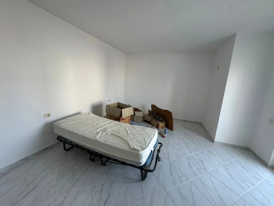 Durres, shitet apartament 2+1+Aneks+Ballkon Kati 5, 132 m² 135.000 € (Ish rajoni)
