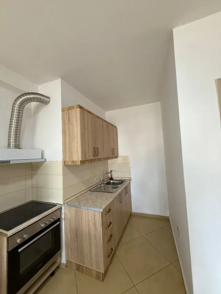 Tirane, jepet me qera apartament 1+1+Ballkon Kati 4, 90 m² 450 € (astir)