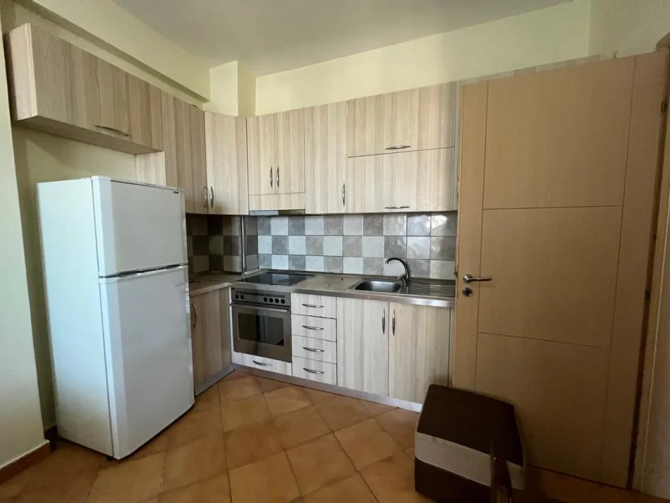 Tirane, jepet me qera apartament 3+1 Kati 2, 104 m² 400 € (fresku)