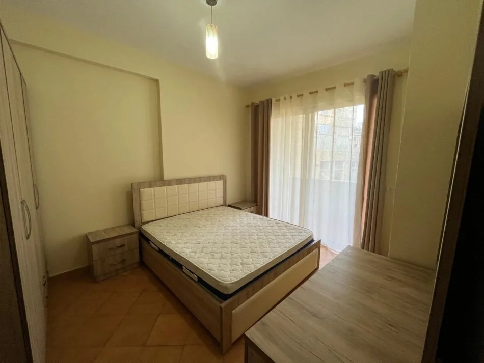 Tirane, jepet me qera apartament 3+1 Kati 2, 104 m² 400 € (fresku)
