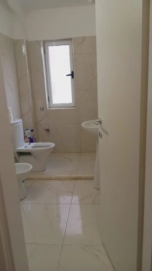 Tirane, jepet me qera apartament 1+1 Kati 4, 52 m² 400 € (21 Dhjetori, prane Cerdhes Nr. 35)