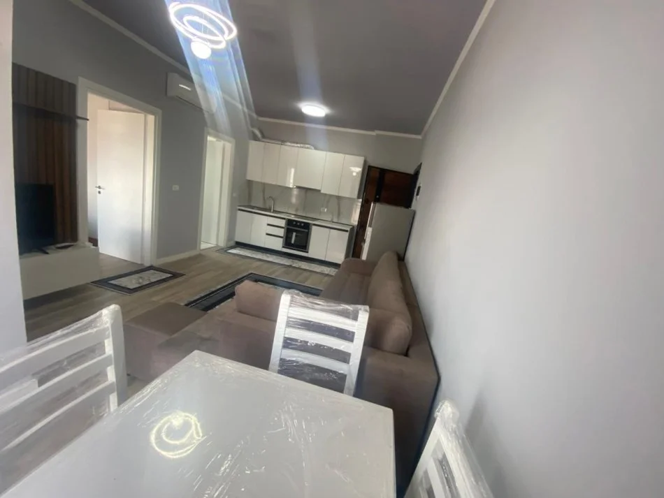 Tirane, jap me qera apartament 1+1 Kati 8, 45 m² 500 € (rruga 5 maji)