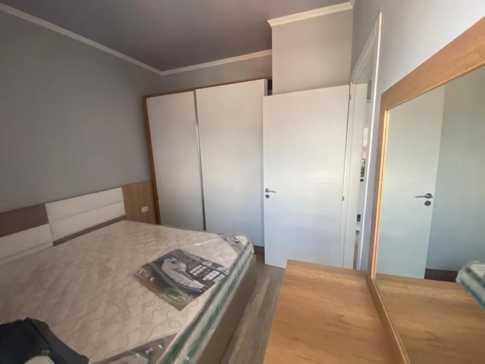 Tirane, jap me qera apartament 1+1 Kati 8, 45 m² 500 € (rruga 5 maji)