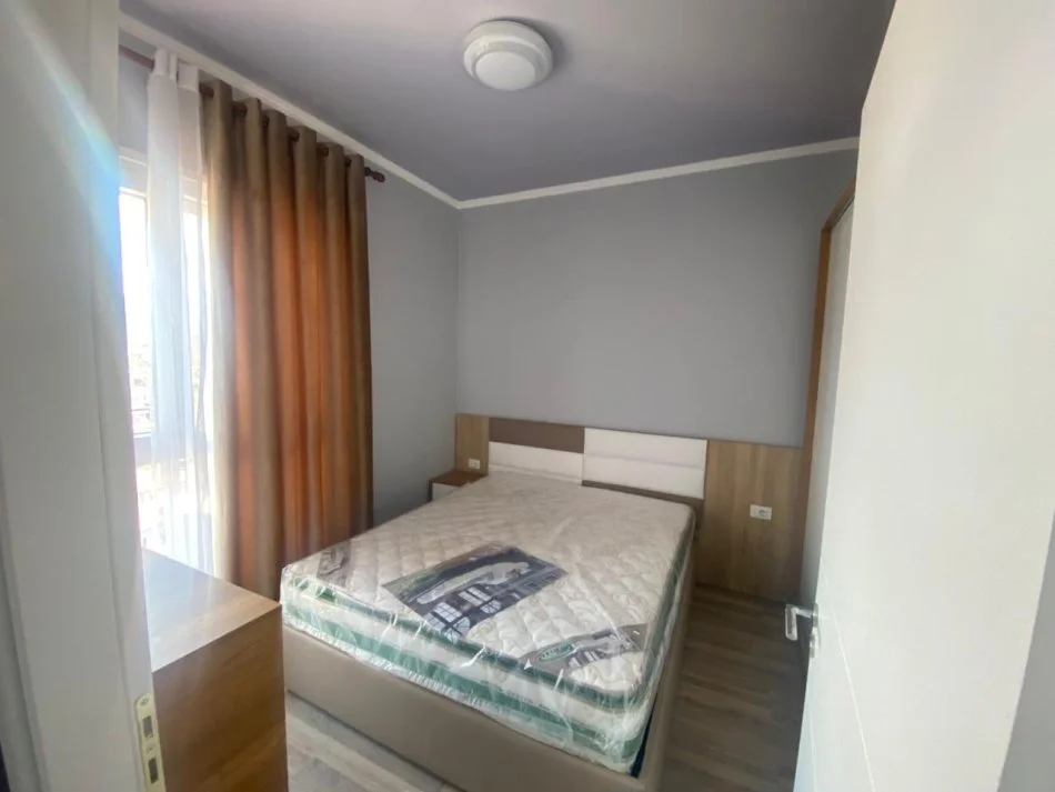 Tirane, jap me qera apartament 1+1 Kati 8, 45 m² 500 € (rruga 5 maji)