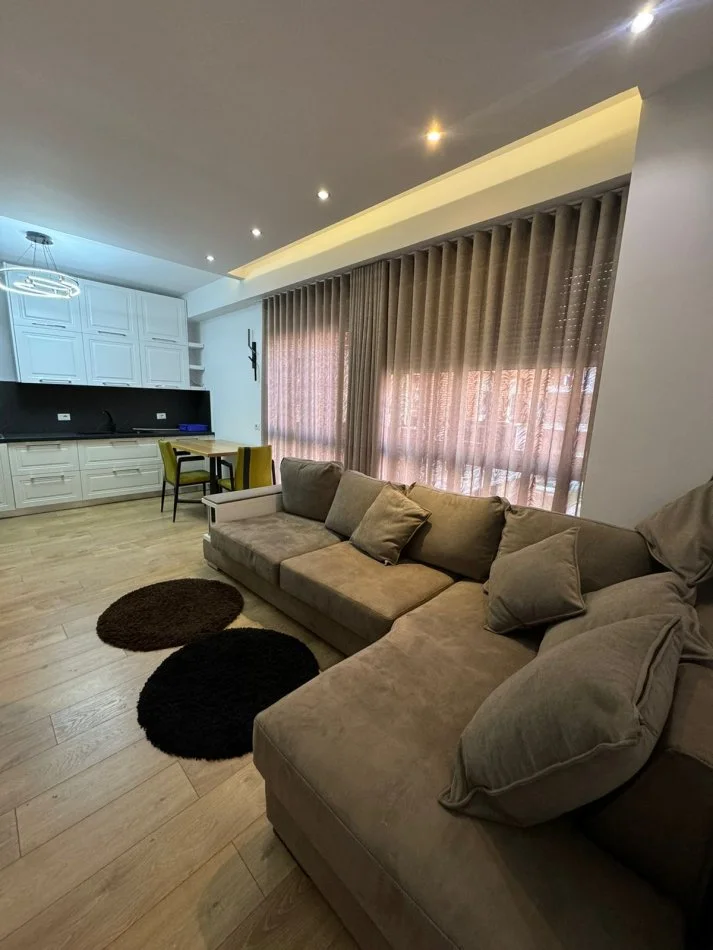 Tirane, jepet me qera apartament 1+1+Ballkon Kati 3, 70 m² 900 € (Delijorgji)