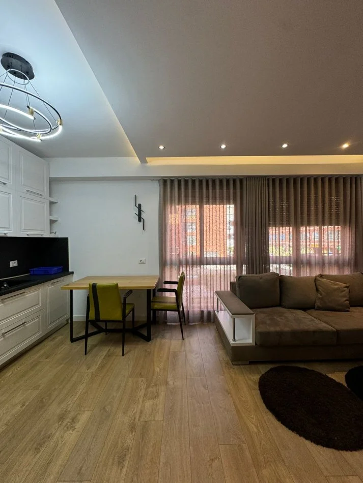 Tirane, jepet me qera apartament 1+1+Ballkon Kati 3, 70 m² 900 € (Delijorgji)
