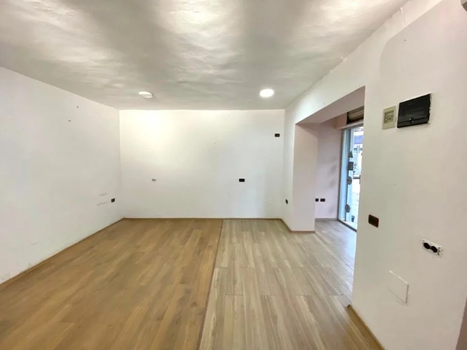 Ambient me Qera 📍Farmacia 10 (45m²) || 370€/muaj