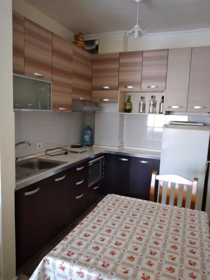 Tirane, jepet me qera apartament 1+1+Aneks+Ballkon Kati 3, 40 m² 350 € ( i diskutueshem) (Rruga Don Bosko,perball kishes katolike)