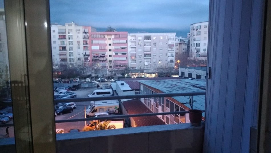 Tirane, jepet me qera apartament 1+1+Aneks+Ballkon Kati 3, 40 m² 350 € ( i diskutueshem) (Rruga Don Bosko,perball kishes katolike)
