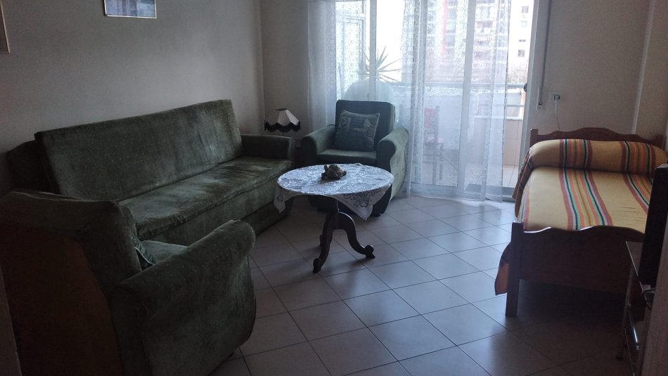 Tirane, jepet me qera apartament 1+1+Aneks+Ballkon Kati 3, 40 m² 350 € ( i diskutueshem) (Rruga Don Bosko,perball kishes katolike)