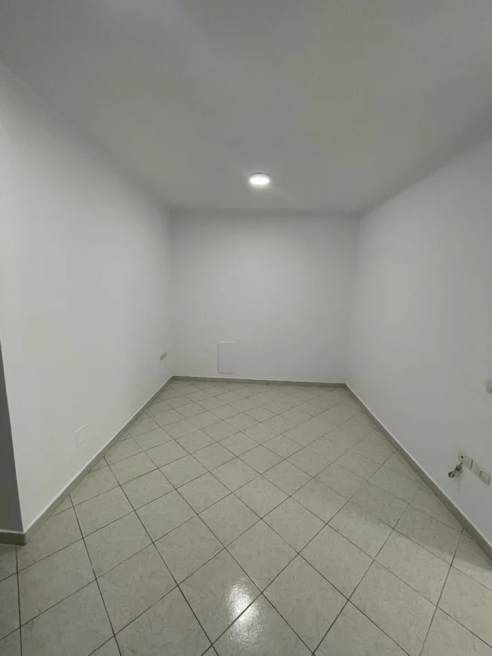 Tirane, jepet me qera zyre Kati 2, 70 m² 600 € (Petro nini)
