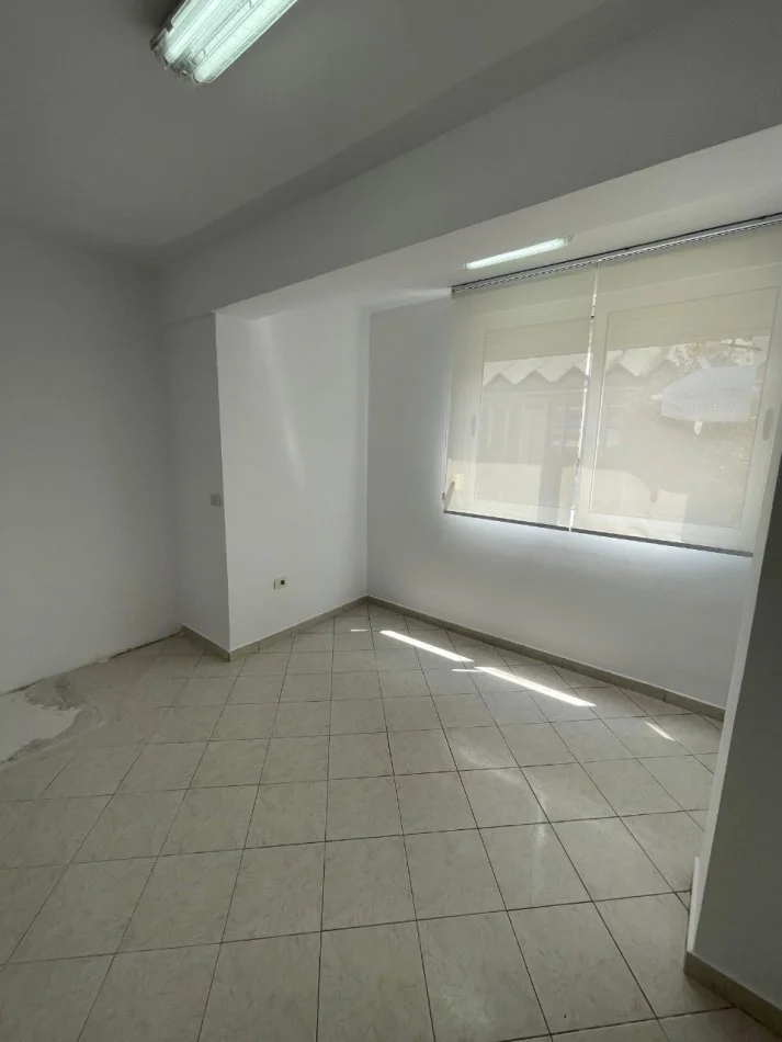 Tirane, jepet me qera zyre Kati 2, 70 m² 600 € (Petro nini)