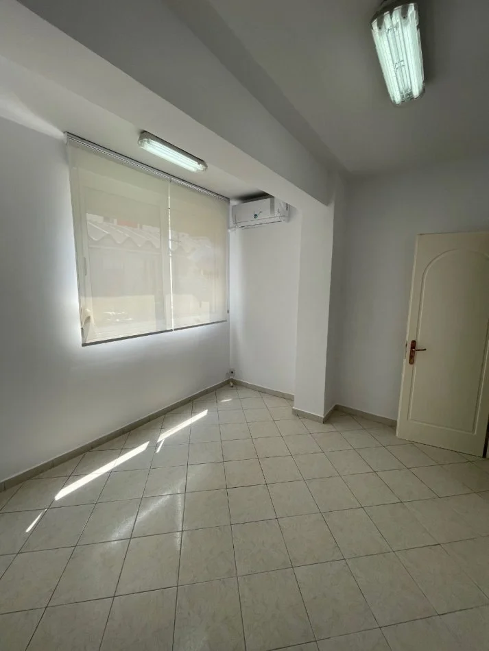 Tirane, jepet me qera zyre Kati 2, 70 m² 600 € (Petro nini)