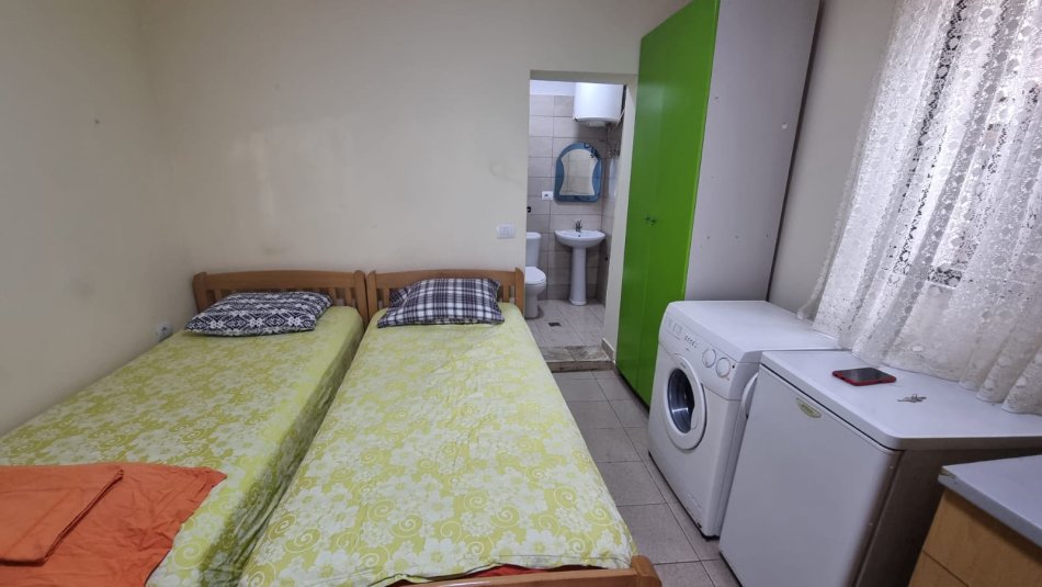 Tirane, jepet me qera apartament Kati 0, 40 m² 300 € (JEPET ME QERA SUPER GARSONIERE TEK RRUGA E KAVAJES TE SPITALI GJERMAN.)