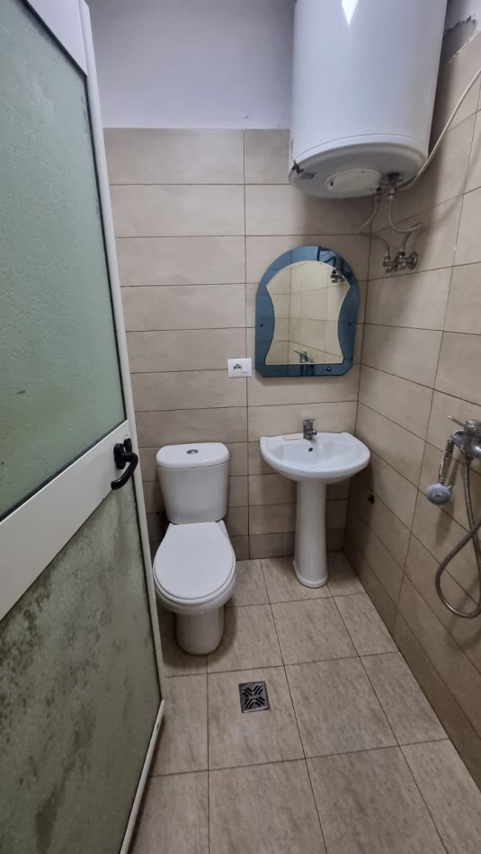 Tirane, jepet me qera apartament Kati 0, 40 m² 300 € (JEPET ME QERA SUPER GARSONIERE TEK RRUGA E KAVAJES TE SPITALI GJERMAN.)