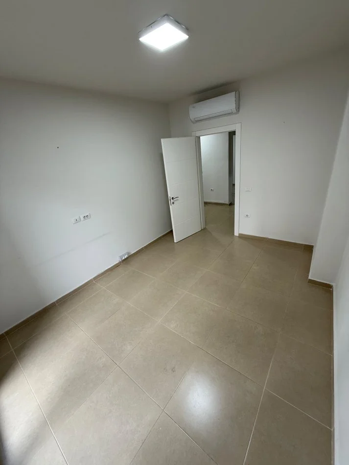 Tirane, jepet me qera apartament 2+1+Ballkon Kati 2, 90 m² 1.000 € (rruga kosovareve)