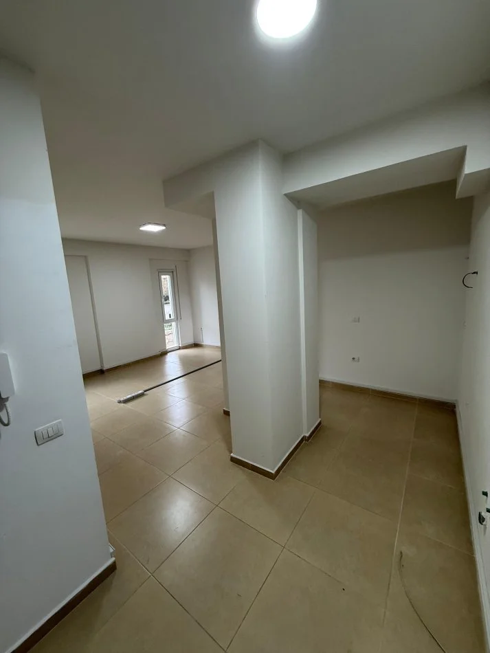 Tirane, jepet me qera apartament 2+1+Ballkon Kati 2, 90 m² 1.000 € (rruga kosovareve)