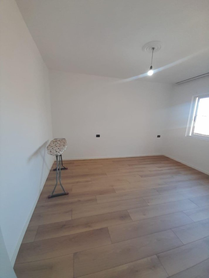 Tirane, jepet me qera apartament 1+1 Kati 2, 60 m² (JEPET ME QERA SUPER APARTAMENTI 1+1 NE RRUGEN E KAVAJES)