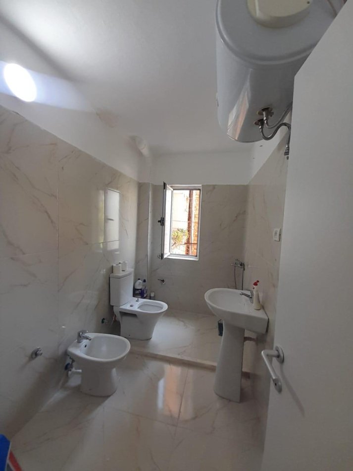 Tirane, jepet me qera apartament 1+1 Kati 2, 60 m² (JEPET ME QERA SUPER APARTAMENTI 1+1 NE RRUGEN E KAVAJES)