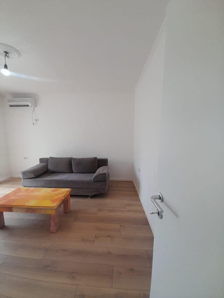Tirane, jepet me qera apartament 1+1 Kati 2, 60 m² (JEPET ME QERA SUPER APARTAMENTI 1+1 NE RRUGEN E KAVAJES)