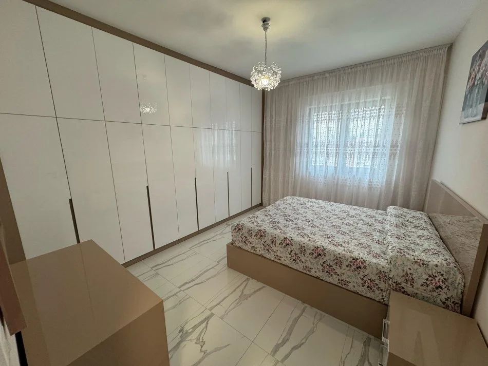 Tirane, jap me qera apartament 2+1+Ballkon Kati 7, 100 m² 850 € (rruga e Dafinave)
