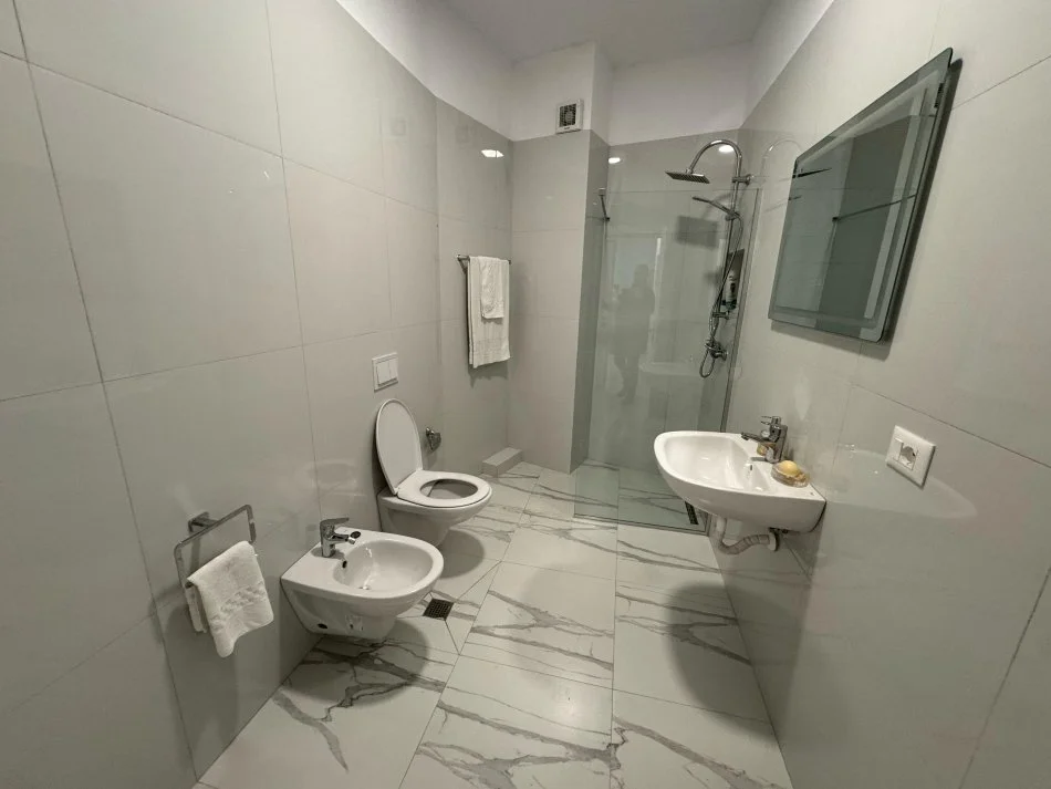 Tirane, jap me qera apartament 2+1+Ballkon Kati 7, 100 m² 850 € (rruga e Dafinave)