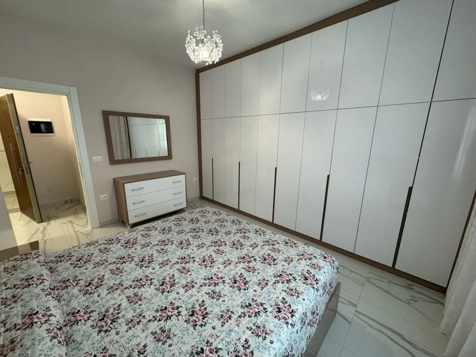 Tirane, jap me qera apartament 2+1+Ballkon Kati 7, 100 m² 850 € (rruga e Dafinave)