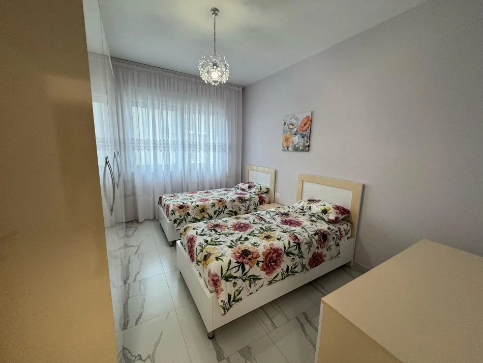 Tirane, jap me qera apartament 2+1+Ballkon Kati 7, 100 m² 850 € (rruga e Dafinave)