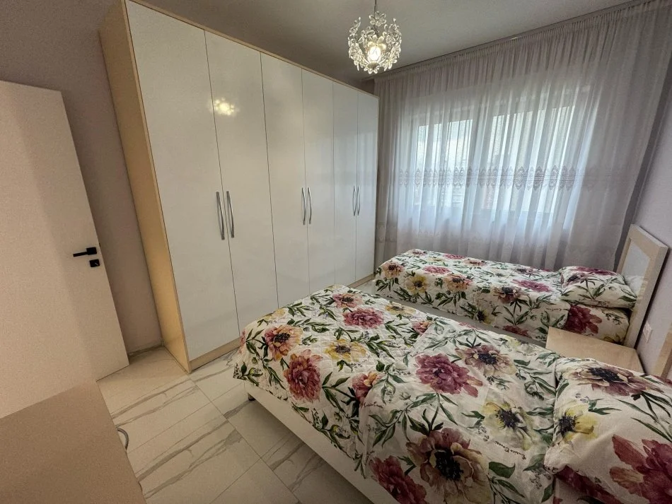 Tirane, jap me qera apartament 2+1+Ballkon Kati 7, 100 m² 850 € (rruga e Dafinave)