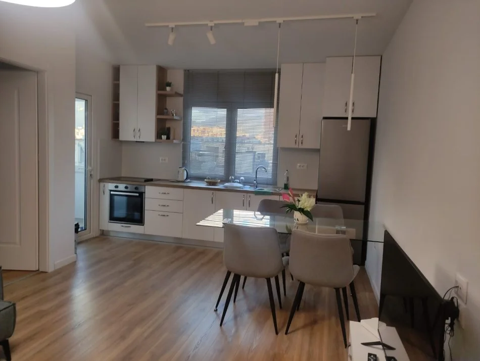 Tirane, jepet me qera apartament 1+1 Kati 4, 64 m² 700 € (mine peza)