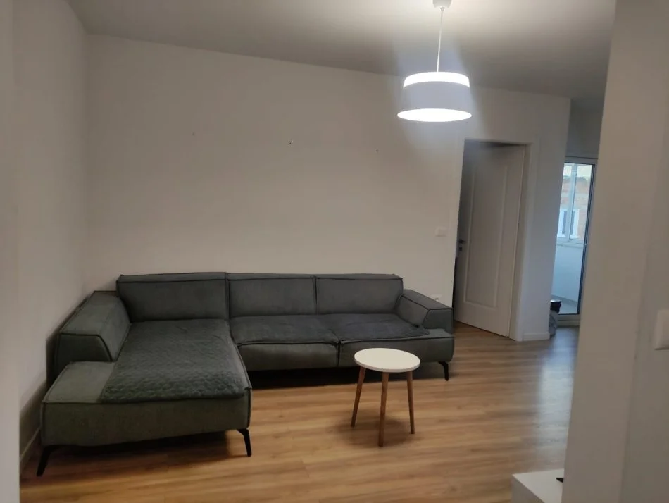 Tirane, jepet me qera apartament 1+1 Kati 4, 64 m² 700 € (mine peza)