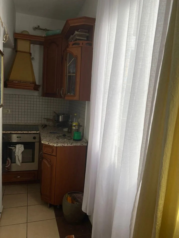Tirane, jepet me qera apartament 3+1 Kati 4, 100 m² 650 € (Rruga Qemal Stafa)