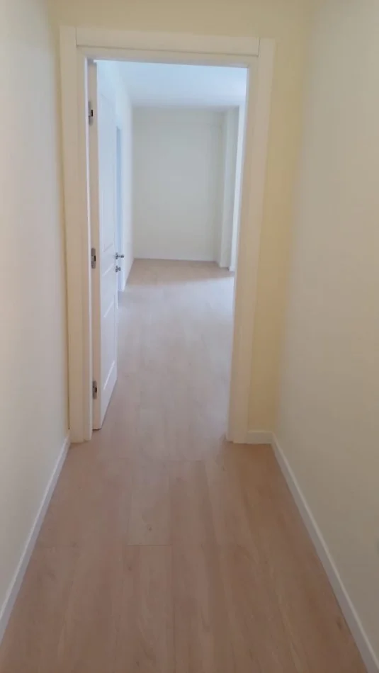 Tirane, jepet me qera apartament 1+1 Kati 3, 86 m² 600 € (Rruga Hoxha Tahsim)
