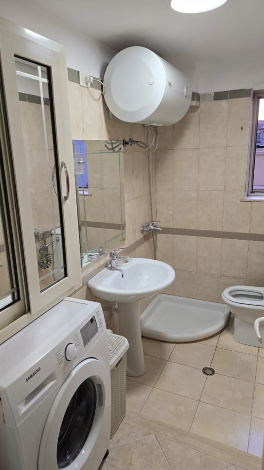 Tirane, jepet me qera apartament 2+1 Kati 3, 76 m² 550 € ( Jepet me Qera Apartament 2+1 Pranë Medresesë!)