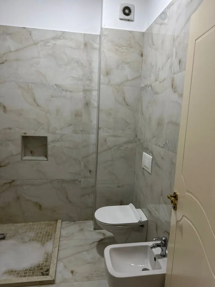 Tirane, jepet me qera apartament 1+1 Kati 9, 152 m² 500 € (Astir, Prane Bar Oslo)