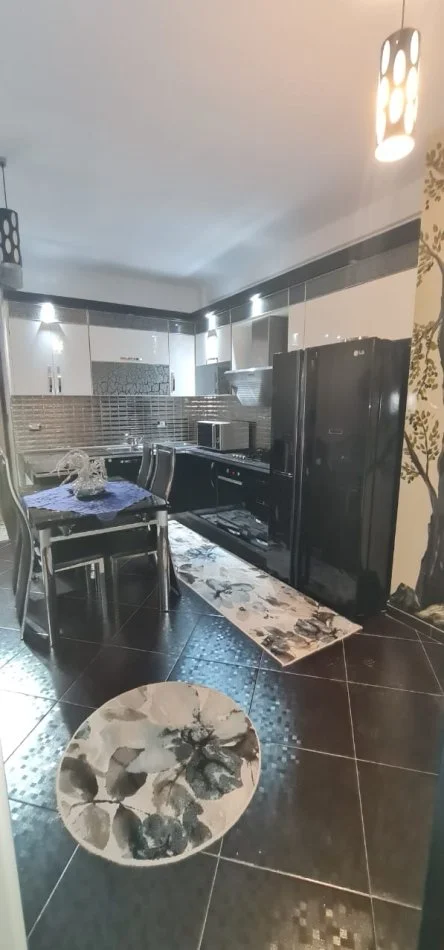 Tirane, jepet me qera apartament 3+1 Kati 2, 100 m² 650 € (Ish Stacioni Trenit)