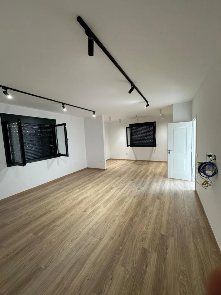 Durres, jepet me qera ambjent biznesi Kati 2, 202 m² 3.000 € (Muzeumi)