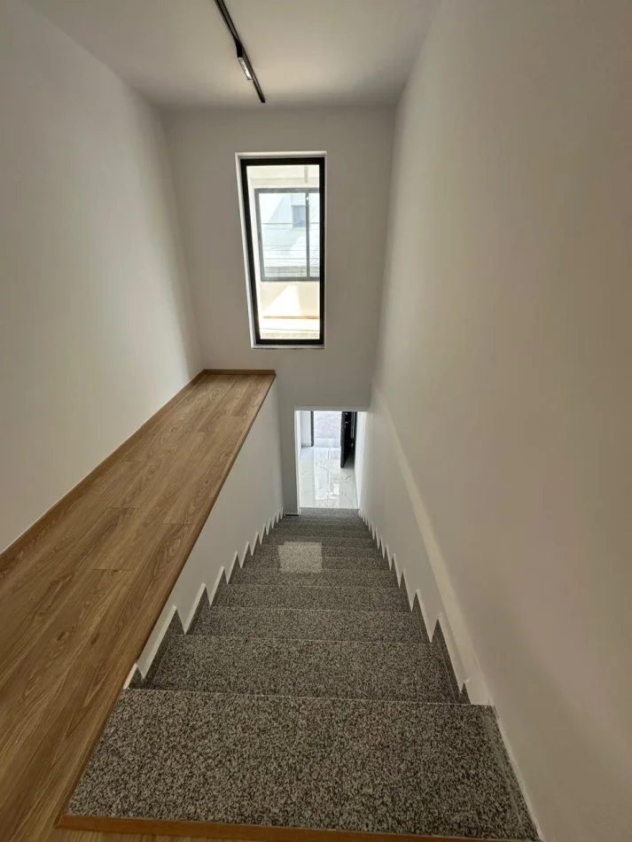 Durres, jepet me qera ambjent biznesi Kati 2, 202 m² 3.000 € (Muzeumi)