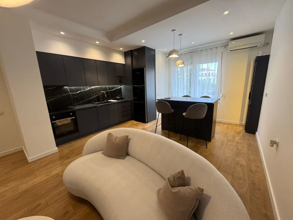 Tirane, jepet me qera apartament 2+1+Ballkon Kati 1, 80 m² 750 € (Kodra e Diellit)