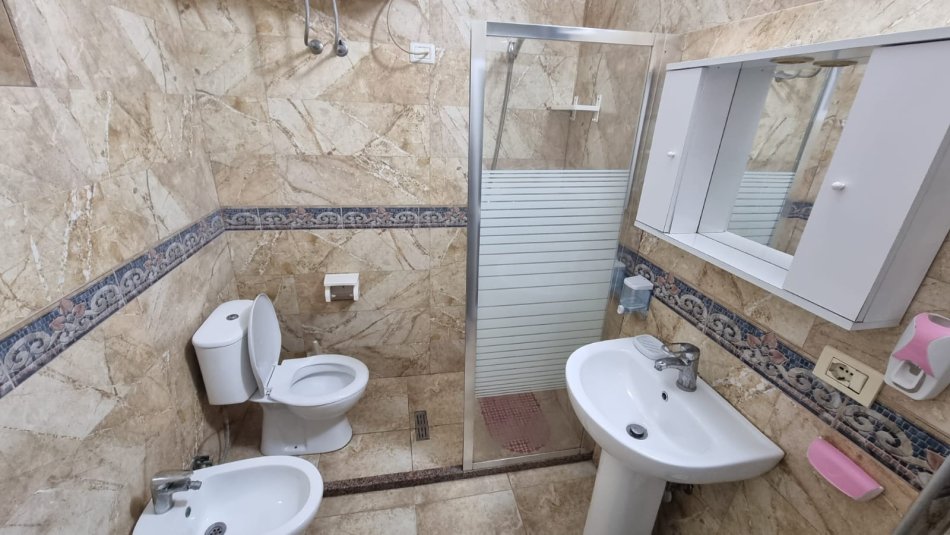 Tirane, Super apartament me qera ne 21 Dhjetori 2+1 Kati 1, 80 m² 500 € (JEPET ME QERA APARTAMENT 2+1 TE SPITALI GJERMAN, RRUGA E KAVAJES.)