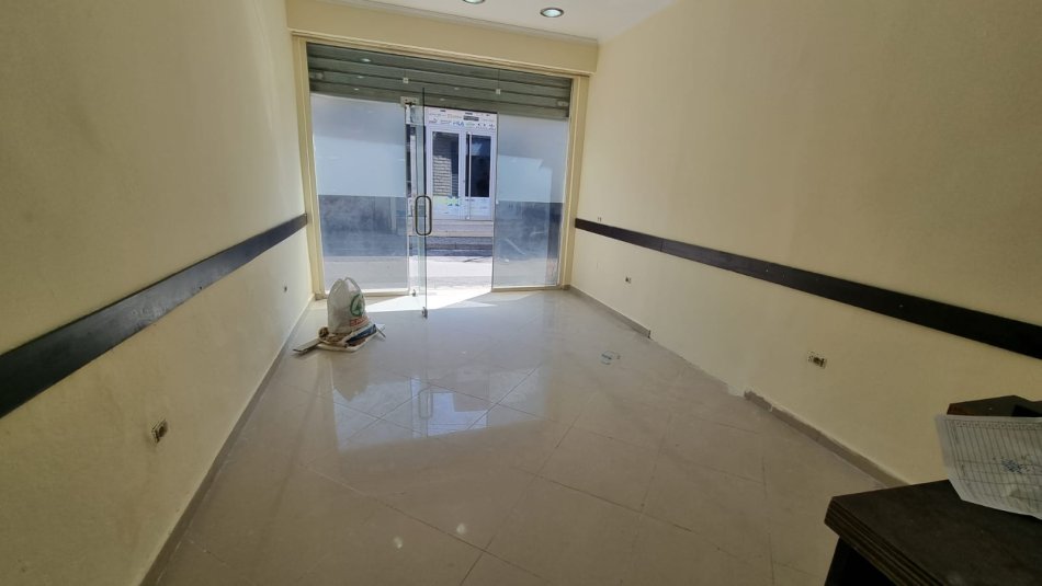 Tirane, jepet me qera dyqan Kati 0, 28 m² 400 € (JEPET ME QERA DYQAN NE MYSLYM SHYR 400 EURO/MUAJ)