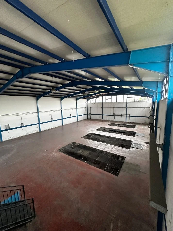 Tirane, jepet me qera magazine Kati 0, 4.000 m² 3.000 € (autostrad Tr~Dr)