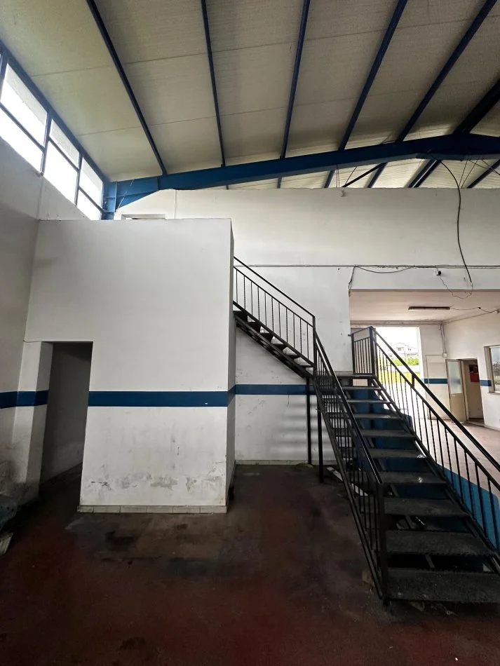 Tirane, jepet me qera magazine Kati 0, 4.000 m² 3.000 € (autostrad Tr~Dr)