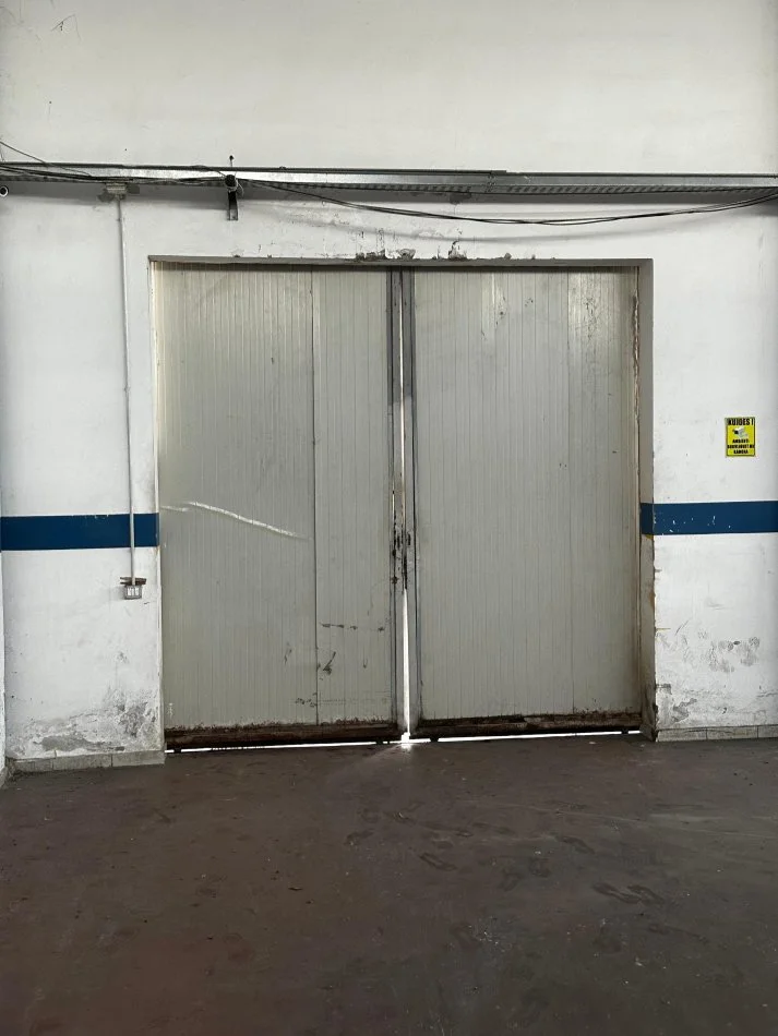 Tirane, jepet me qera magazine Kati 0, 4.000 m² 3.000 € (autostrad Tr~Dr)