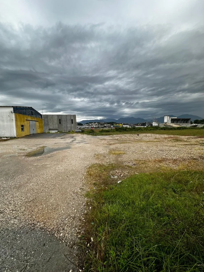 Tirane, jepet me qera magazine Kati 0, 4.000 m² 3.000 € (autostrad Tr~Dr)