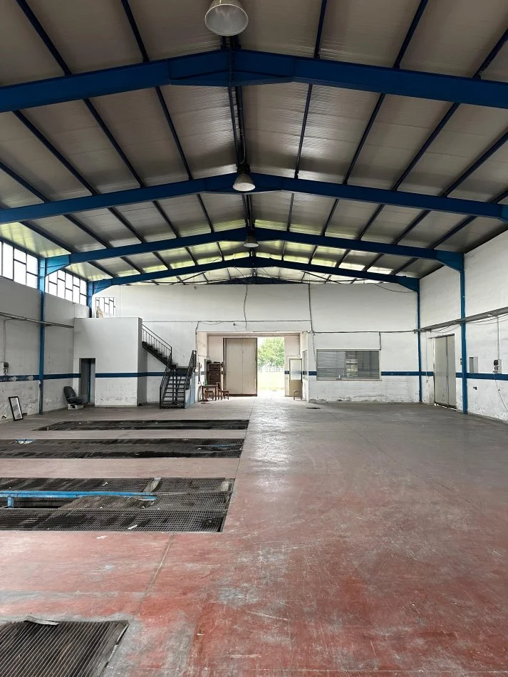 Tirane, jepet me qera magazine Kati 0, 4.000 m² 3.000 € (autostrad Tr~Dr)