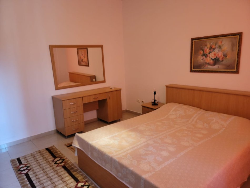 Tirane, jepet me qera apartament 2+1+Ballkon Kati 2, 98 m² 700 € (Garda)