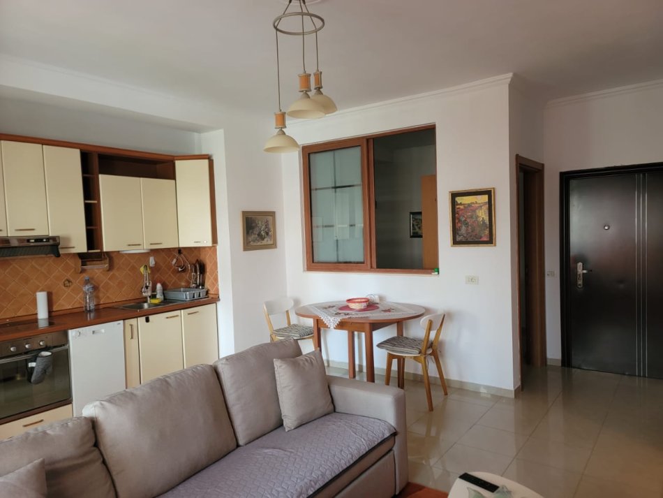 Tirane, jepet me qera apartament 2+1+Ballkon Kati 2, 98 m² 700 € (Garda)
